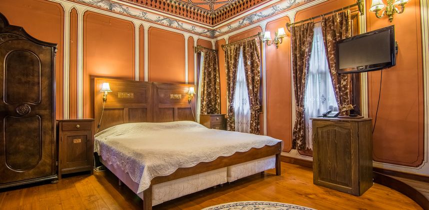 Antique Double Room with acient bathtub – Ancient building with authentic furniture