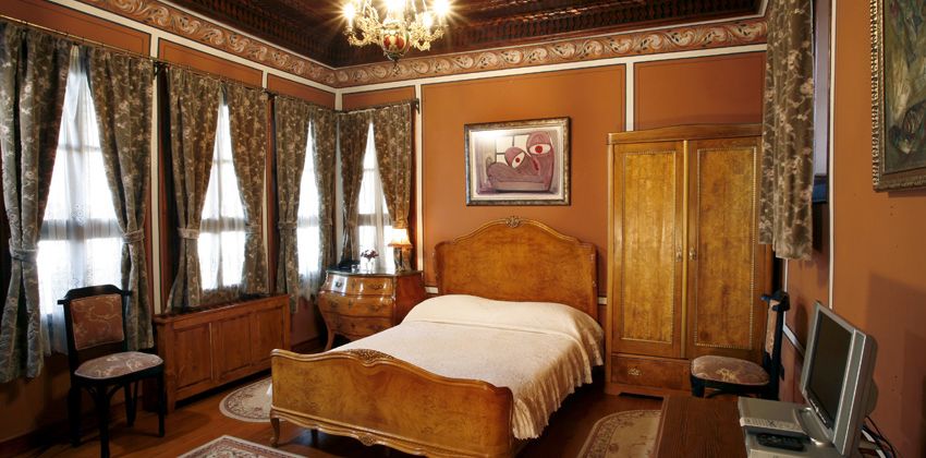 Antique Double Room with porch – Ancient building with authentic furniture